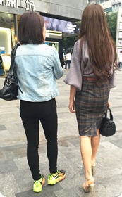 逛街的长发短裙美眉：迷人的美腿，漂亮的金色高跟凉鞋还带铆钉修饰