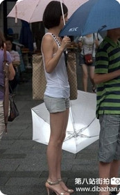 街拍打着遮阳伞的热裤sz美腿女孩