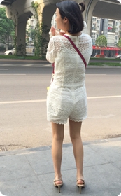 站台上长相不错的少妇：匀称的腿型、嫩嫩的肌肤、典雅的细高