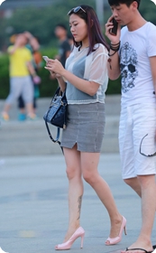 街拍气质人妻,透视装短裙十分性感