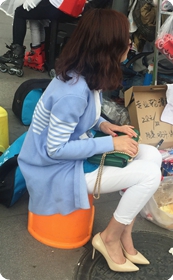 陪小孩学习轮滑的白色细脚裤少妇，尖头细跟好漂亮