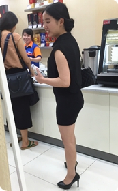 便利店内与伙伴买东西的女郎穿黑色收腰套裙