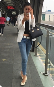 站台上一边等车一边自拍的牛仔裤女郎：蛮腰小露，典雅白高