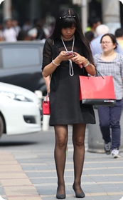 街拍黑裙黑丝美腿少妇