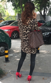 午后树荫下打电话的紧身裤女郎，红色防水台红高相当亮眼