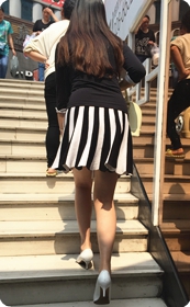 跟拍竖斑马纹短裙女郎：嫩嫩肌肤，典雅白高