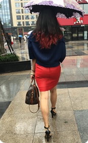 清晨雨中上班路上的红色短裙OL：漂亮的腿线，迷人的黑高