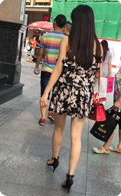 夏日闹市区跟拍穿花裙的美腿美眉，系带黑色高跟凉鞋真漂亮