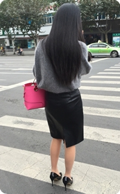 上班路上的PU开叉短裙女郎，一双黑高蛮漂亮