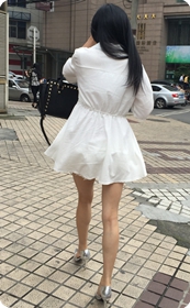 路边白衣女子的细腿与漂亮银色高跟，这腿是不是太细了点