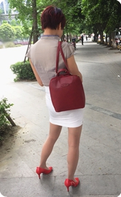 站在树荫下等车的短发少妇：白色短裙，薄透肉丝，惹眼红高