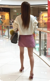 逛商场的粉色短裙女郎：匀称美腿，香槟色细高