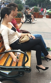 逛街累了坐在街边长椅上略显丰腴的黑高长裤妹子