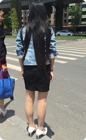 阳光明媚的午后走过来三个肉丝白高女郎，哪位更胜一筹