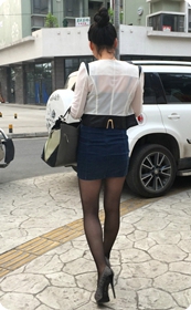 阴天傍晚时分身材高挑的蓝色背心裙女郎：薄透灰丝，防水台高跟