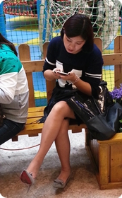 带孩子玩耍的肉丝灰高少妇