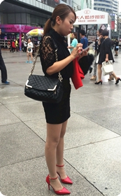 闹市区逛街的红唇蕾丝连身短裙女郎：薄透细腻肉丝，典雅系带红高