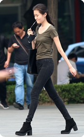 美丽的牛仔长裤美腿sz