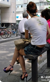 街拍破洞牛仔迷你裙美腿无丝sz