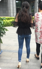 午后散步的黑纱上衣紧身牛仔长裤女郎，紧致的感觉真不错
