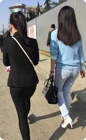 上班路上的两个美眉：一个紧身裤白高，一个牛仔裤蓝高