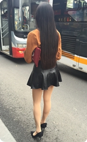 站台上等车的高跟PU裙美眉，她的裙子好短