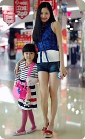 街拍小热裤sz少妇身材超赞