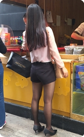 饮料摊前等候的短裤黑丝高跟美眉
