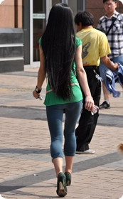 街拍长发sz紧身裤翘臀迷人