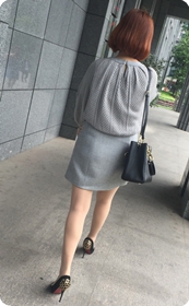 写字楼走出来的灰色半裙肉丝少妇，蜂巢图案的高跟修饰很有趣