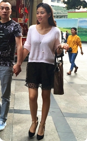 逛街的漂亮妹子和男朋友走过来了，高跟美腿皆不错