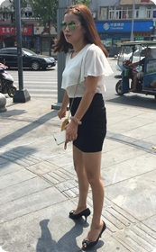 烈日下娇小玲珑的高跟墨镜女郎：窄裙紧裹、迷人美腿