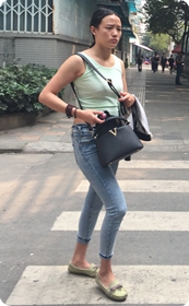 寒冷的冬日，蛮腰小露的妹子都否给你带来一丝暖意