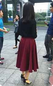 傍晚时分在超市门口闲谈的酒红色摆裙女郎，系带尖头高跟相当不错