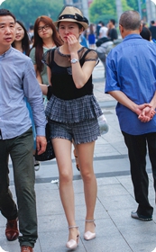街拍丝袜美腿高跟少妇,如此少妇最诱人