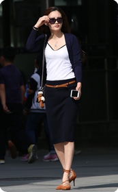 长发墨镜美腿高跟少妇