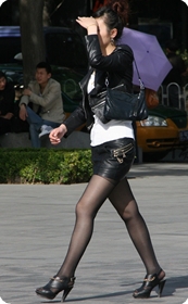 街拍皮革装黑丝袜sz