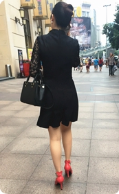逛街的黑色连身裙少妇，肉丝系带红高蛮不错