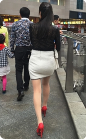 一家三口逛街的高挑白色套裙少妇脱衣瞬间：薄透肉丝，艳丽红高