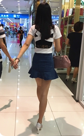 一路跟拍商场买鞋的牛仔短裙美眉，大家看看她试的鞋子漂亮吗
