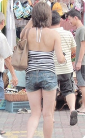 街拍少妇的牛仔翘臀
