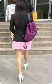 返回办公室的粉裙白高肉丝女郎，短裙真得好短