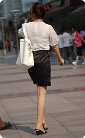 街拍OL装的短裙无丝少妇