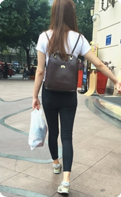 街边走过的两个异域风情的红发女郎，高个的弹臀还不错