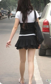 街拍穿着薄如蝉翼的纱裙的无丝美腿MM
