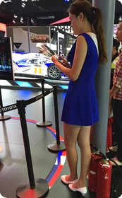 车展上看守丰田模拟赛车的蓝裙美眉