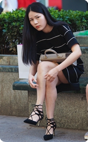 迷人的美腿高跟少妇,你想摆弄她的高跟鞋吗