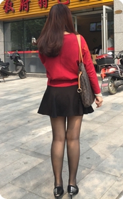 阳光下红衣女郎的俏丽超短裙，黑丝、黑高配修长美腿