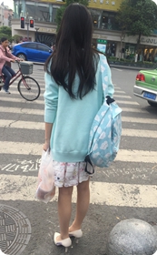 马路边等红绿灯的花裙肉丝白高美眉