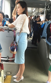 街拍站台上的薄纱上衣浅蓝色筒裙女郎！女郎不能说很漂亮，但看着很舒服